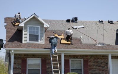 Why is hiring a licensed roofing contractor in Fort Myers, FL, essential for homeowners?